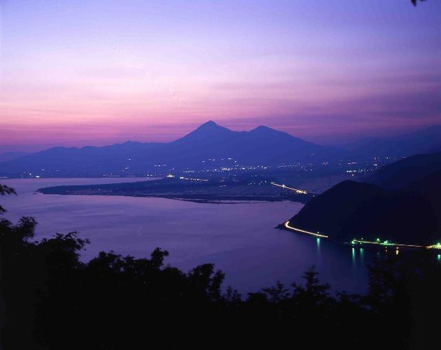 夏の夕暮れ(磐梯山と猪苗代湖)