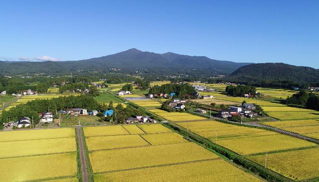 安達太良山と大玉村の田園風景