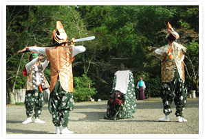 十三神社の秋祭りでの獅子舞（天狗役で参加しました）