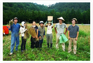 もうひとりの都留市の協力隊員の河野くんと支援団体のNPO都留環境フォーラムのメンバーと。