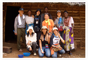 ケニア「クワモンゴ村」にて船旅参加者と受け入れホストたちとの記念写真