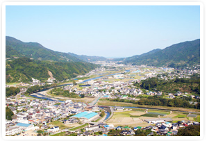 移住先の勝浦町は、人口6000人弱の中山間地。町内を横断する勝浦川がシンボルとなっている。