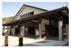 活動拠点となる道の駅「ひなの里かつうら」情報館。地域と旅行者の接点としてしっかり機能させたい。