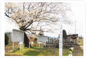 かつて下手渡藩だったころにあった陣屋を偲んで建てられた碑。今でも藩士の子孫が周りに住んでいます。