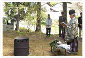 毎年5月に行われる蚕の神様を奉る月ノ宮神社祭礼の様子。