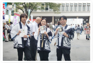 ふるさと回帰フェア（東京）にて朝日町のPRメンバー達と　（左が自分）