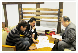 日本で唯一空気を奉る「空気神社」のおみやげ企画会議の様子