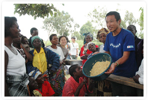 アフリカでの活動風景　エイズ患者の家族に、高たんぱくの大豆料理を紹介