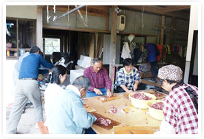 イノシシ料理（１０月）お祭りの準備で塩田名物イノシシ料理。地区の猟師さんがとったイノシシです。