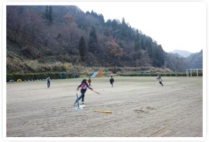 子どもプラン（写真は１１月。月１、２回開催）大東小学校に通うようになった、塩田の小学生が放課後集まって遊ぶのをてごしています。