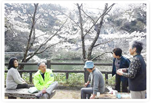 みんなで歩こう会（４月）体を動かすことと、地区の中をより深く知ろうと、２月からはじまりました。このときの行先は塩田ダムです。