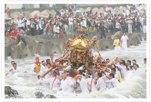 厳島神社例大祭_海中神輿　神輿徒御の最後に御神体を海で清める儀式です。