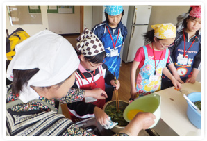 ふるさと未来塾_山菜料理体験　年に5回、小中学生を対象に白糠について学んでもらう体験学習に参加して一緒に学んでいます。