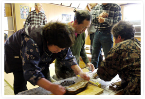 今年の3月には伝統的な銘菓である「くじら餅」作りの体験教室も実施されました。