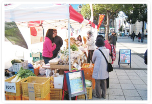 地域の野菜を名古屋の青空市で販売した時の様子。