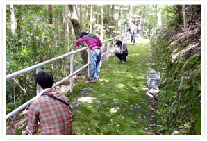 外園さんの企画で行ったボランティア（ワークキャンプ）。　地区の神社の清掃＆塗装作業に県内外から若者が訪れて支援（一緒に作業）をしたそうで新聞にも掲載されました。