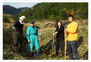 梶並でもっとも広大な耕作放棄地の水路を20年ぶりに開通させました。