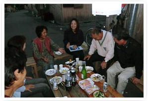 挨拶回りをすると「こっちさ寄ってけ～」「秋刀魚食べてけ」「野菜持ってける（帰る）か？」必ず何か御馳走になったり頂いたりします。仮設住宅にお住まいの方々の笑顔と優しさに私の方が励まされています。