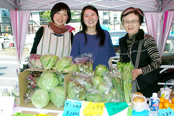 代官山にて、「風のマルシェ」はじめ鳥取の野菜を販売しています。売り子をしながらお客様に鳥取暮らしを日々伝えています。