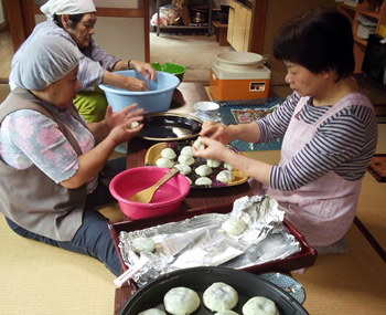 志子部にて。てまひまのいることでなかなか作られなくなった「かまやき」作りをしています。毎年6月15日に食べられたという、地域にとっても懐かしい一品です。