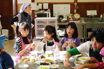 地域の食材や酵母を用いて親子パン教室を定期的に開催しています。