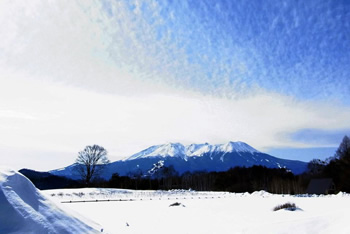 木曽谷を見守る天下の霊峰御嶽山。四季折々に楽しめる神秘の自然が魅力です。