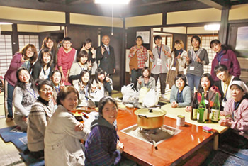 町内農家民宿にて。2012年2月に開催した全国女子会プレイベントでは全国各地の協力隊女子との交流を深めました。