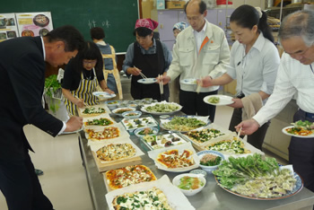スローフード木曽恒例の創作山菜料理の会の試食の様子。