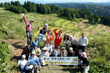 昔ながらの棚田の風景が残る外之沢集落。年に2回、都市交流の一環として、田植え、稲刈りツアーを行っている。