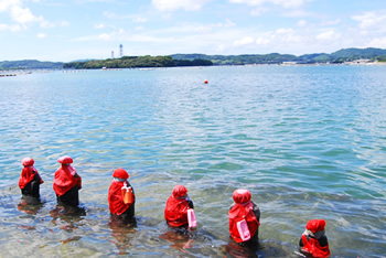 八幡浦海中に祀られる六地蔵「ほらはげ地蔵」。満潮時は胸まで海水に浸かりながら、壱岐の海を見つめる。