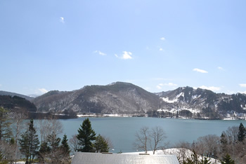 協力隊活動拠点の湯田庁舎屋上から望む錦秋湖の景色。この町で一番好きな風景です。