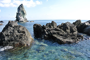 上立神岩。「古事記」の冒頭で国生みの神であるイザナギとイザナミが契りを結んだ日本で最初にできたとされる場所。