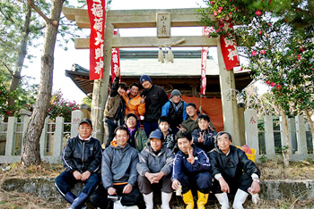 山のてっぺんにある山の大神での祭りの後。灯台がない昔、漁から帰ってくる船の目印にここで火を焚いて目印にしていた場所。