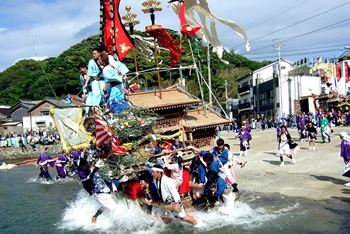 沼島の神事。昔は海を渡ってこないと八幡神社に来れなかったため、だんじりごと海に突っ込みます。