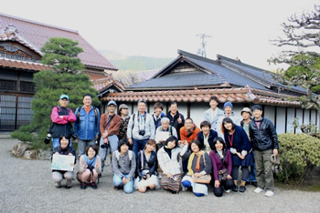 地域再発見を目的に、地元の方と町外の方とに募集をかけ、みんなで美郷のかつての宿場町をカメラ片手に歩きました。