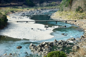四万十川のシンボル「沈下橋」。夏には元気いっぱいに子供たちが川へ飛び込む様子が見られます。