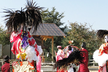 神石高原町の秋祭りでは神儀という伝統的踊りを行う。現在は後継者が少なく行えなくなってきている地域が増えている。