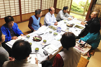 神石地区の歴史を探る会に時々参加して勉強させてもらっている。写真はお寺の住職さんに話を聞いている。