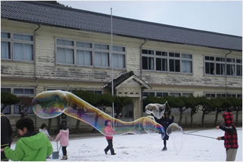 地域学の授業で、廃校を活用しようと高校生が地域の方と一緒に小学生向けのイベントを開催しました。