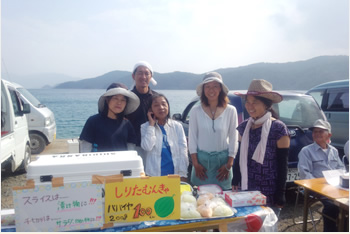地元の仲良し女性グループで島の素材を使った無農薬ハーブ茶の製造・販売をしています。