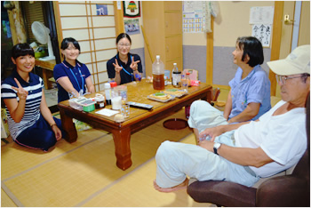 都会の看護学生が離島の看護・介護を学んで、夜は島のお家に泊まっていただく活動をしています。