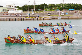 海神祭のハーリー。漁業の島ならではの伝統行事です。