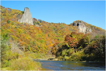 新緑、紅葉、雪景色、どの季節にも迫力ある景色が観れる、国の名勝指定を受けた景勝地。男神岩、女神岩２つの岩の対比が美しい。