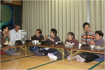 地域の方と恒例行事のお食事会。楽しい時間に毎回笑顔があふれます。みなさんからいつも元気をいただいています。