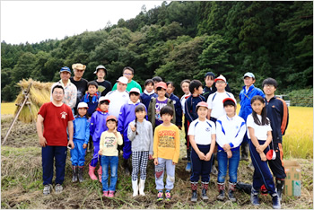 源流米つくりを体験した七ヶ宿小学校の生徒たち。自分たちの手で苗を植え、自分たちの手で稲刈りをします。
