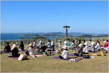 山口市南部の海や山、公園を活用して行うヨガやトレッキングなどのフィットネス事業展開のための体験会を実施。