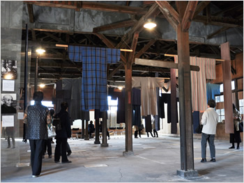 館山市長須賀地区において製作されている唐棧織は、千葉県無形文化財に指定されています。改めて唐棧織の魅力を発信するため、使われていない空き家や石蔵、倉庫等を展示会場として活用しています。
