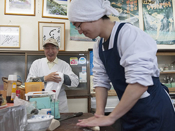 注文が入ってからその都度、餃子の皮を手で伸ばします。５３年間続く技を継承します。