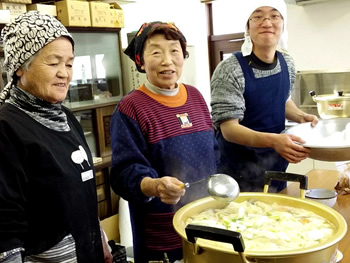 群馬県内で食される麺料理「おっきりこみ」を地域の方から教わります。地域固有の食文化の伝承もミッションの大きな柱の一つ。