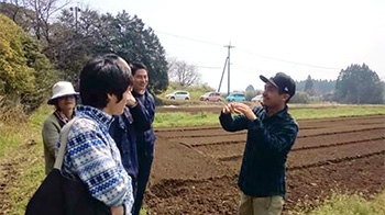 「Kobayashi Organic」の勉強会の様子。定期的に生産者会員、家庭菜園会員で勉強会を行っています。